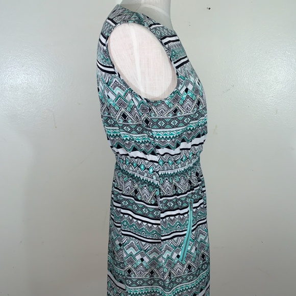 Patterned Dress - Picture 3 of 6